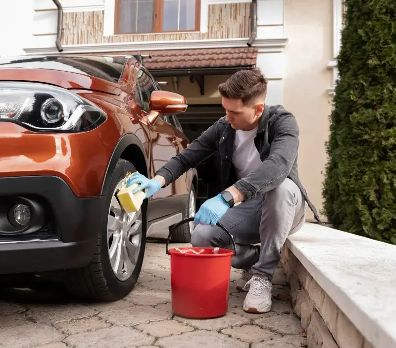 Lavage auto à domicile Roche-Saint-Secret-Béconne : professionnel intervenant sur un véhicule